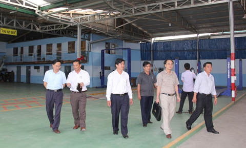 Phó Chủ tịch UBND tỉnh Y Giang Gry Niê Knơng và lãnh đạo Liên minh HTX tỉnh thăm HTX Vận tải Quyết Thắng, huyện Krông Pắc