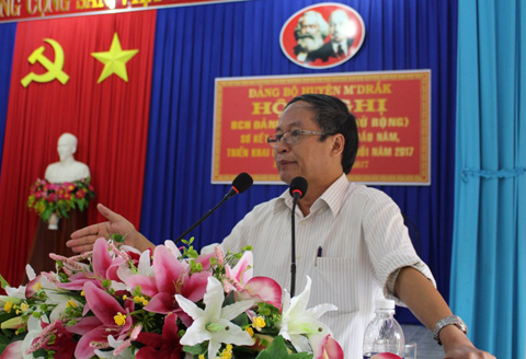 Bí thư Huyện ủy M'Đrắk Đinh Khắc Tuấn phát biểu bế mạc hội nghị.