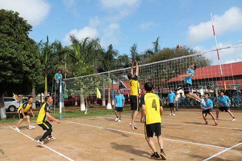 Công đoàn Công ty TNHH MTV Cao su Đắk Lắk tổ chức giao lưu thể thao cho người lao động. 