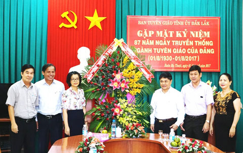 Đồng chí Phạm Minh Tấn tặng lẵng hoa chúc mừng Ban Tuyên giáo Tỉnh ủy. 