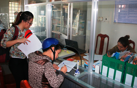 Người dân làm thủ tục hành chính tại bộ phận một cửa, UBND phường Bình Tân. 