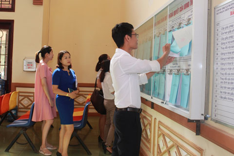 Thành viên Đoàn kiểm tra CCHC kiểm tra việc niêm yết các thủ tục hành chính tại Bộ phận tiếp nhận và trả kết quả - UBND thị xã Buôn Hồ.