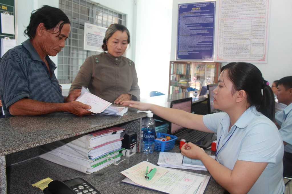 Cán bộ Bộ phận tiếp nhận và trả kết quả - UBND xã Quảng Tiến (huyện Cư Mgar) hướng dẫn người dân thực hiện các thủ tục hành chính.