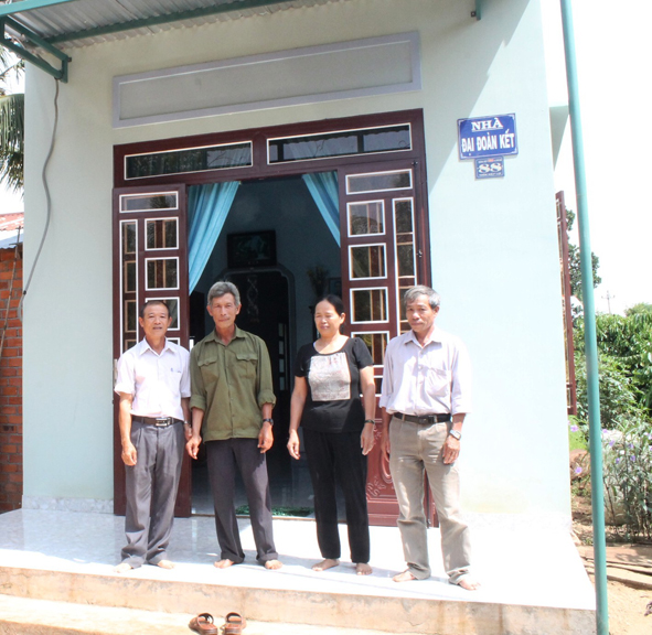 Chị Hà Thị Hương (xã Quảng Hiệp) vui mừng trước căn nhà mới được Ủy ban MTTQ xã hỗ trợ.