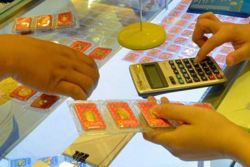 Giá vàng hôm nay, 17-10: Vàng thế giới tăng hàng trăm USD