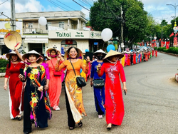 Phụ nữ xã Ea Drăng đồng diễn và diễu hành áo dài