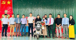 Trao xe điện ba bánh và học bổng tặng học sinh bị bệnh hiểm nghèo