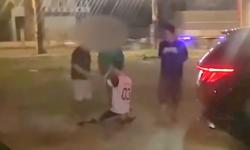 Một thanh niên bị tát tới tấp vào mặt, bắt quỳ gối giữa đường