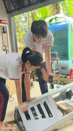 Học sinh chế tạo máy tách vỏ sầu riêng bán tự động