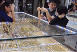 Giá vàng hôm nay 23-10: Vàng thế giới giảm mạnh, áp lực bán tháo tiếp diễn