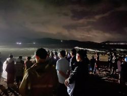 Nhóm thanh thiếu niên rủ nhau đi tắm biển, 2 người bị sóng cao ập vào cuốn mất tích