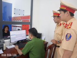 Đẩy mạnh chuyển đổi giấy phép lái xe sang thẻ nhựa PET