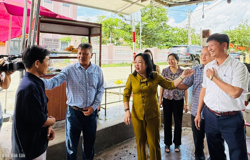 Phó Bí thư Thường trực Tỉnh ủy Cao Thị Hòa An thăm, động viên người dân phường Bình Kiến bị ngập lụt