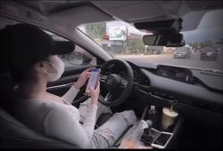 Xác minh clip cô gái thả 2 tay, lướt điện thoại khi lái ô tô