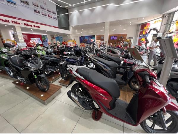 Qua thời hoàng kim, đại lý xe máy chật vật rao bán từng chiếc