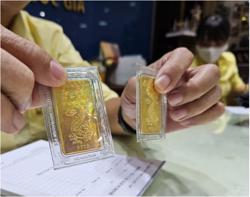 Vàng miếng trở lại đường đua