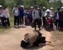 Hai nữ sinh đánh nhau, bạn học reo hò cổ vũ