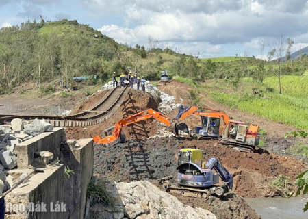 Chung sức khắc phục hậu quả cơn bão số 13