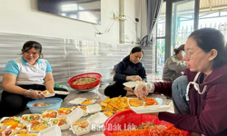 Hội Liên hiệp Phụ nữ xã Ô Loan nấu 350 suất cơm hỗ trợ người dân bị cô lập