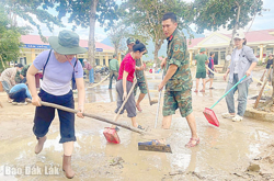 Khẩn trương vệ sinh trường lớp để học sinh đi học trở lại