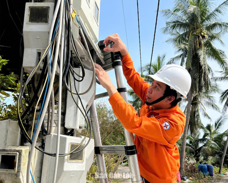 Công ty Thủy điện Buôn Kuốp hỗ trợ khắc phục hệ thống lưới điện bị ảnh hưởng do cơn bão số 13