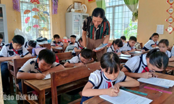 Học sinh vùng bão lũ trở lại trường