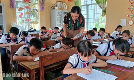 Học sinh vùng bão lũ trở lại trường