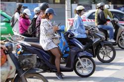 Cục CSGT: Dùng điện thoại khi dừng đèn đỏ sẽ không bị phạt