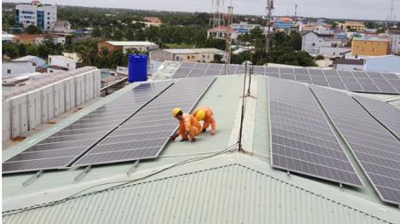 Vì sao lắp điện mặt trời mái nhà tự dùng có thể bị phạt tới 20 triệu đồng nếu không thông báo?