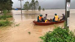 Tiếp cận được 8 người dân bị mắc kẹt do lũ lớn ở Đắk Lắk