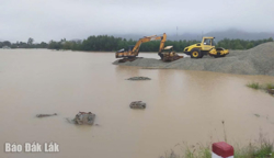 Công trình kè hạ lưu sông Bàn Thạch ngập sâu trong nước