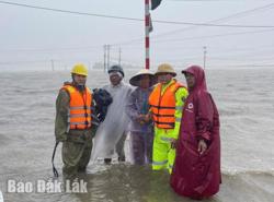 Cảnh sát giao thông Đắk Lắk cứu hai người giữa cánh đồng nước lũ