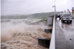 Thủy điện xả lũ kinh hoàng, hạ du ngập nặng