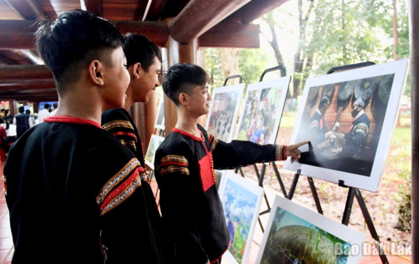Trưng bày ảnh nghệ thuật “Cồng chiêng – Di sản văn hóa đặc sắc của Tây Nguyên”
