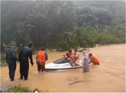 Đội Cứu hộ Bình Thuận xuyên đêm giải cứu người mắc kẹt trong lũ tại tỉnh Đắk Lắk