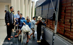 Tiếp nhận chuyến hàng đầu tiên ủng hộ đồng bào vùng lũ Đắk Lắk
