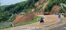 Kịp thời khắc phục sạt lở đèo Phượng Hoàng: Giao thông trở lại bình thường