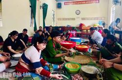 Gói trên 1.500 bánh chưng, bánh tét gửi tặng bà con vùng ngập lụt phía Đông tỉnh Đắk Lắk