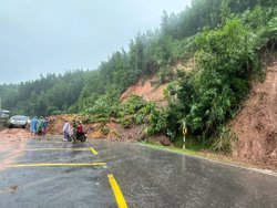 Sạt lở đèo Phượng Hoàng: Giao thông nối Đắk Lắk với Khánh Hòa tê liệt