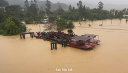 Tàu hút cát đứt neo trôi tự do trên sông, uy hiếp cầu Giang Sơn