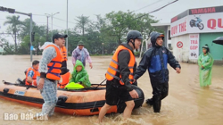 Tiếp tục nỗ lực giải cứu, cung cấp lương thực cho người dân các vùng bị cô lập