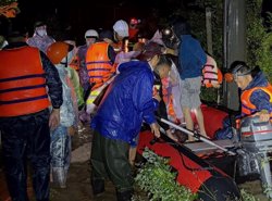 Công an Đắk Lắk vượt lũ dữ cứu hàng trăm hộ dân