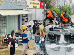 Xe thiết giáp vượt lũ, tiếp tế lương thực khẩn cấp cho bà con