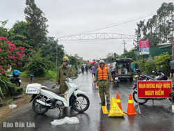 Quốc lộ 27 đi qua xã Hòa Sơn bị chia cắt do mực nước sông Krông Bông dâng cao