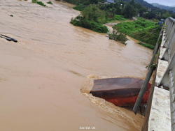 Trục vớt được một trong hai tàu cát trôi tự do trên sông Krông Ana