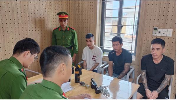 Nhóm đối tượng tra tấn nữ nhân viên quán karaoke vì "không nghe lời"