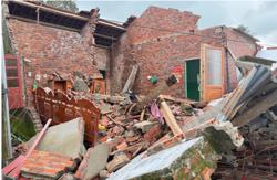 Đắk Lắk: Sạt lở núi nhiều nhà dân bị sập