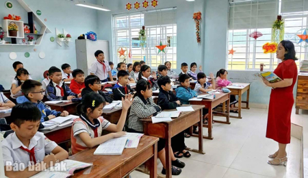 Học sinh vùng lũ trở lại trường