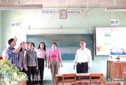 Thứ trưởng Bộ GD-ĐT Lê Tấn Dũng thăm giáo viên vùng bị thiệt hại do mưa lũ