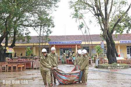 Kiên cường đứng lên sau lũ dữ